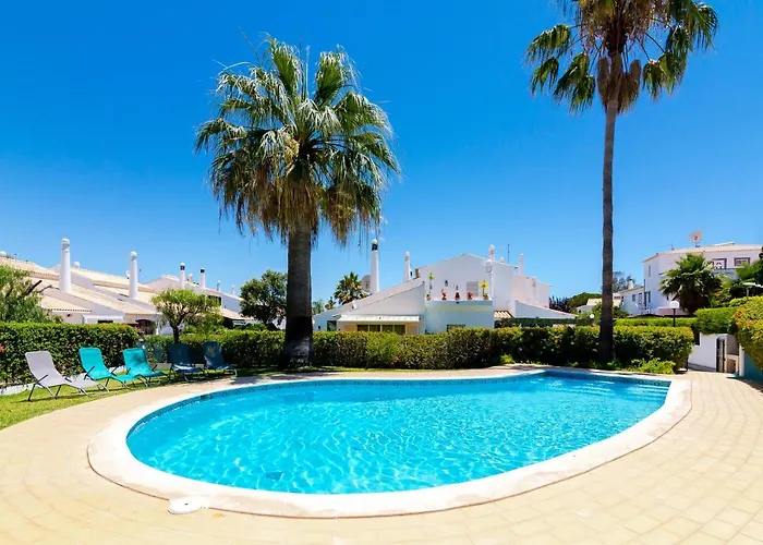 Small Villa 4Pax -Shared Pool @ Homesbyfc